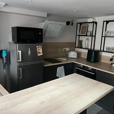 Petite Maison De Village A Bonnet Pres Riom Апартаменты *